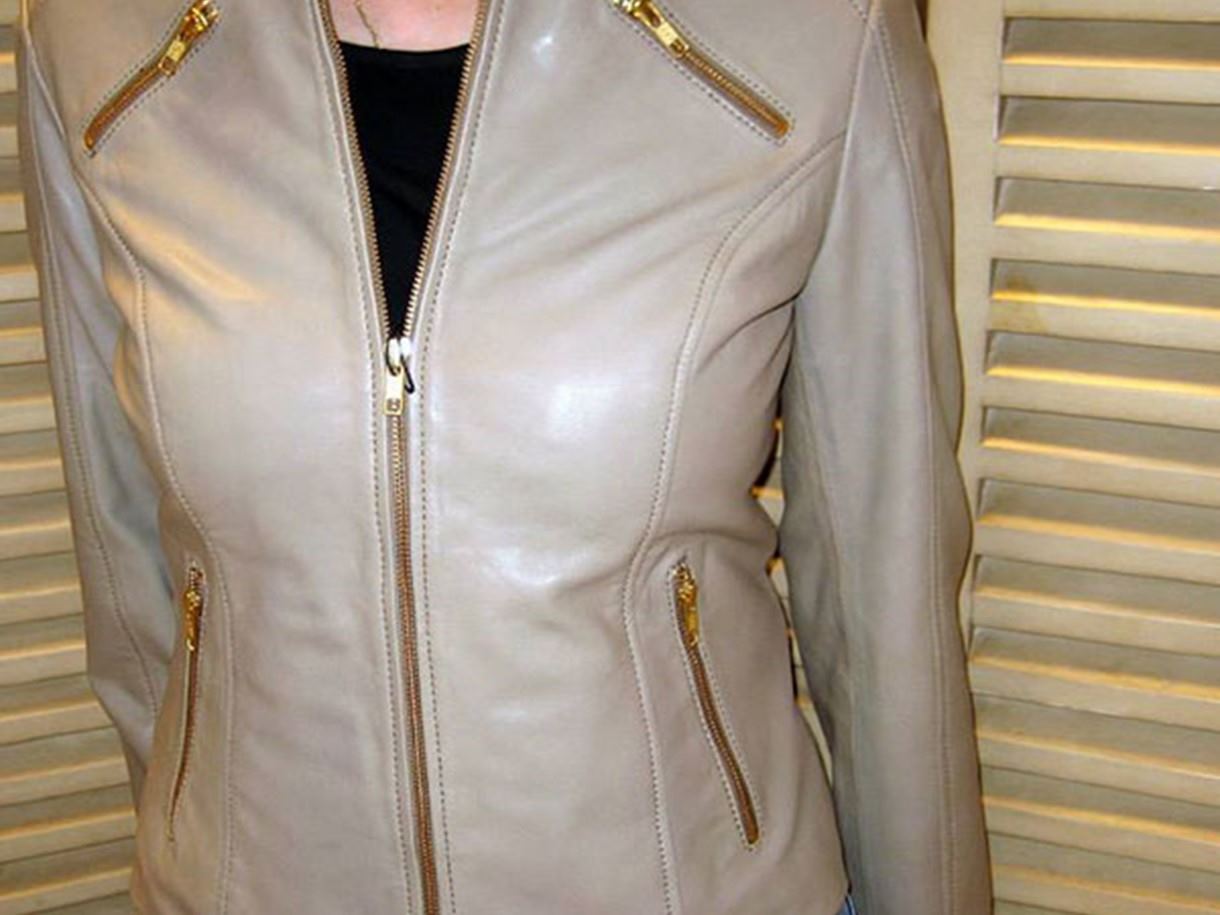 torso de una mujer luciendo una chaqueta color crema